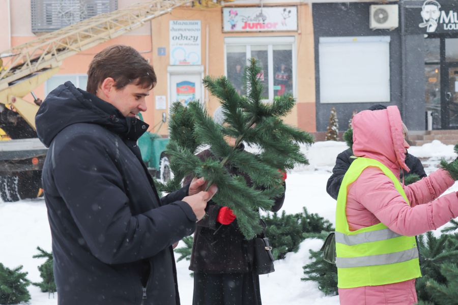 За словами керуючого справами виконкому, висока зарплата топ-чиновників — це запобіжник, щоб вони не чекали "схем"