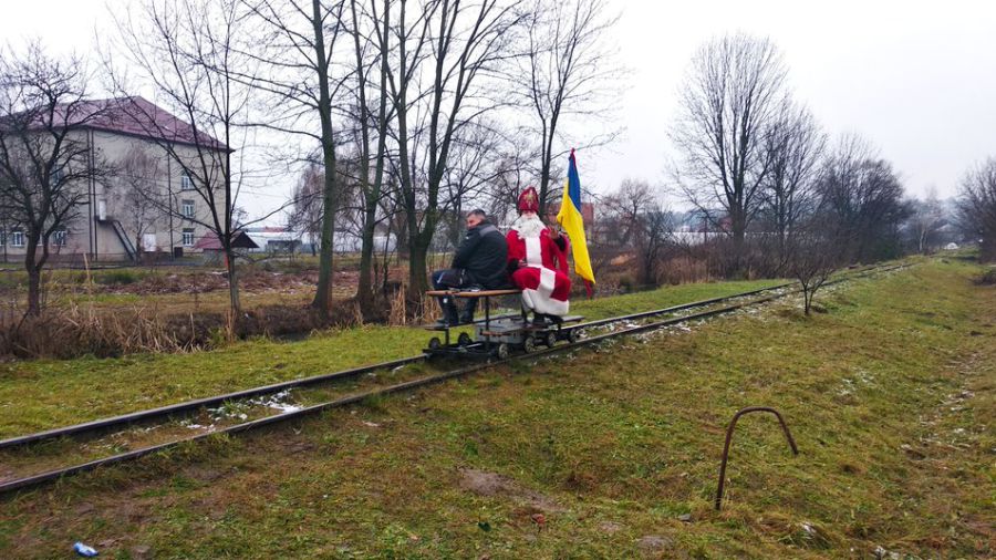 Діти щиро раділи приїзду Святого Миколая.