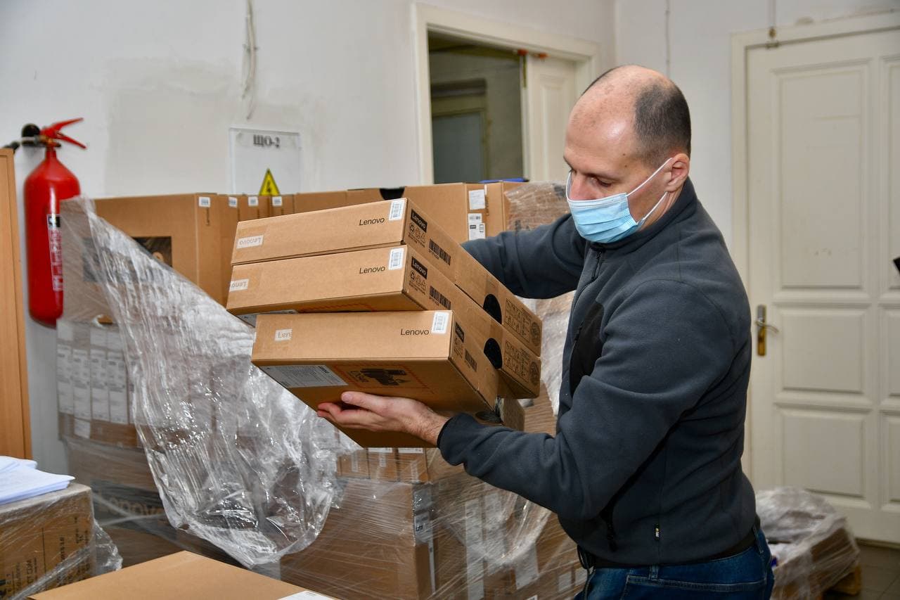 Вчителі отримали сучасні ноутбуки, які оснащенні всім необхідним для проведення дистанційних уроків.