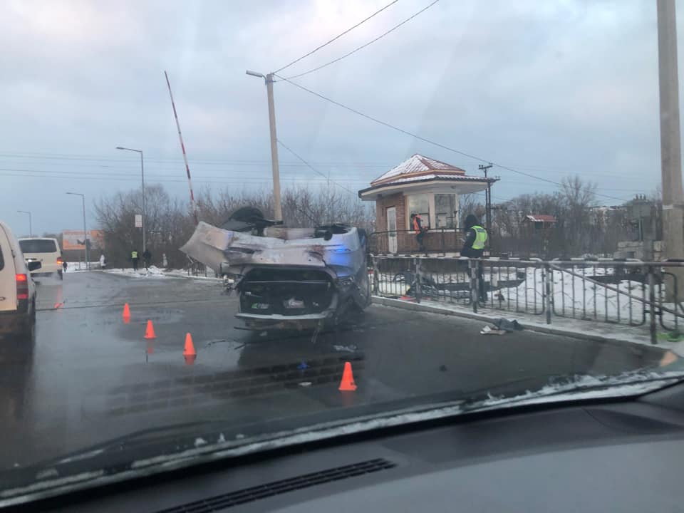 Рятувальники деблокували двох постраждалих, яких передали бригаді швидкої медичної допомоги. Фото: Володимир Олійник
