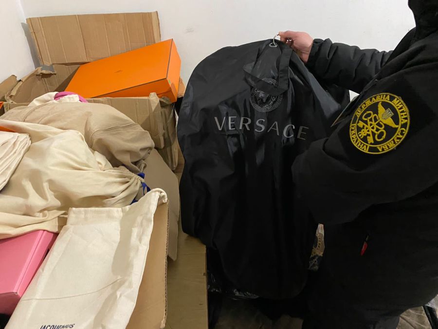 Виявлений одяг був не задекларований.