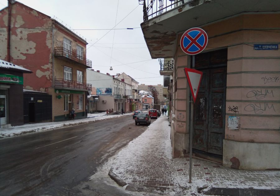 Заборонена зупинка (стоянка) на вулицях Степана Бандери та Ковжуна в обох напрямках