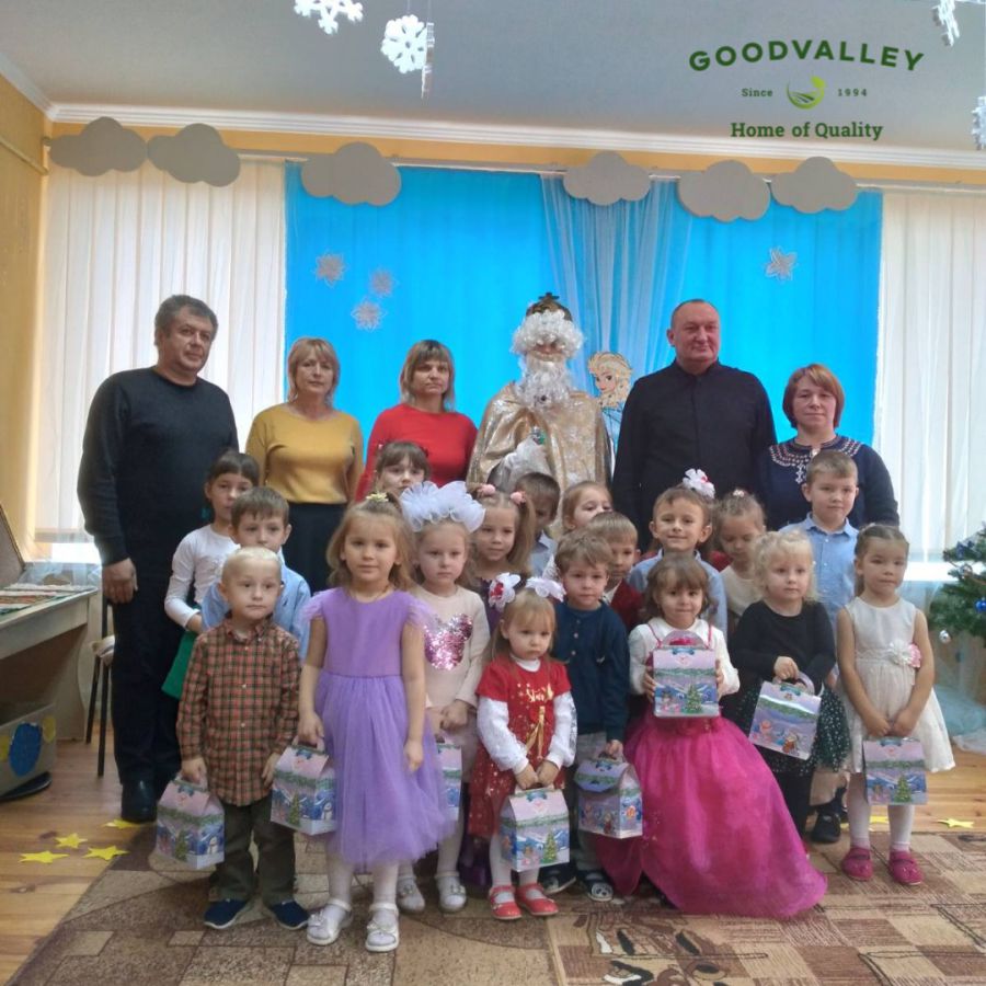 Діти щиро раділи подарункам.