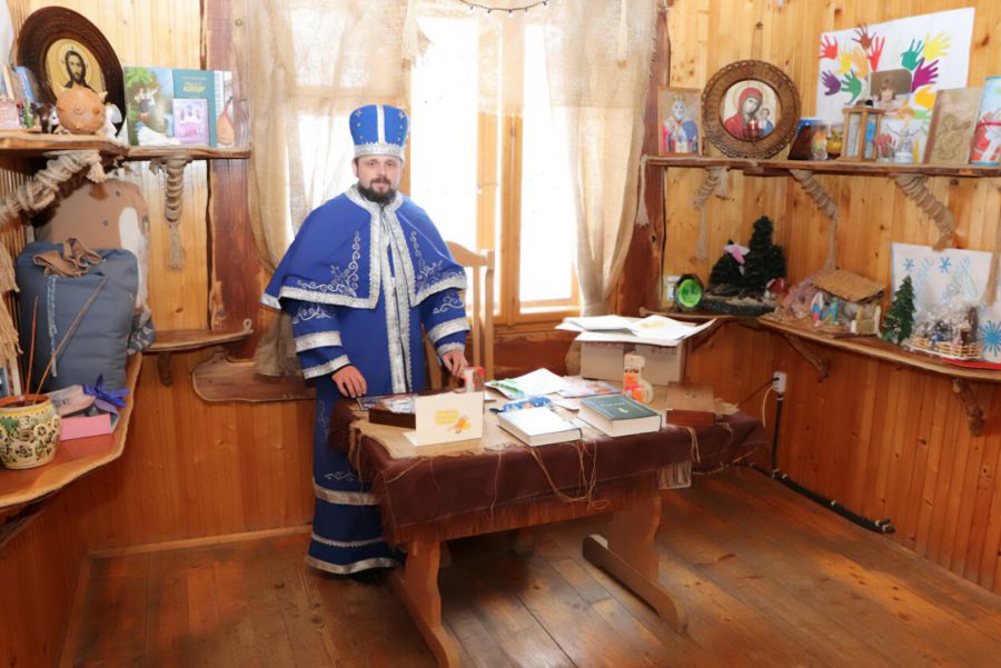 Відповідати на листи для Святого Миколая — це дуже відповідальна справа