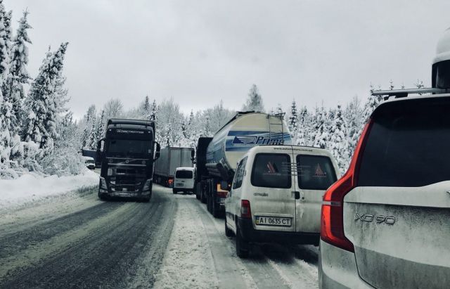 Ілюстроване фото. Усередині автівок, які довелося визволяти зі снігового полону, було 168 осіб, з яких 46 — діти
