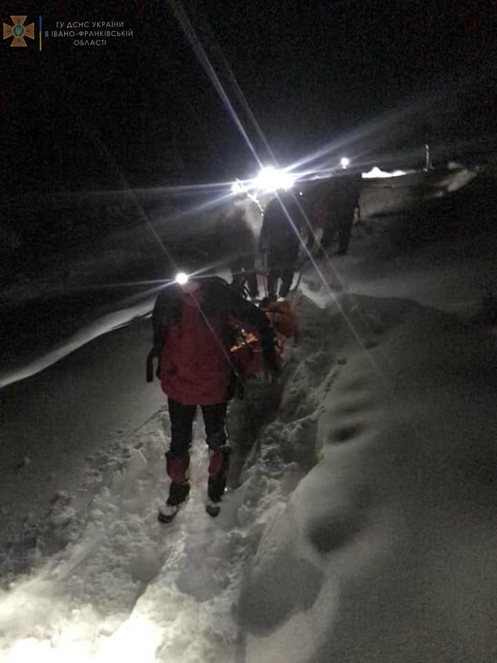 Допомагали дівчині 5 рятувальників.