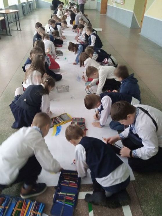 Ліцеїсти стали художниками найдовшого малюнка