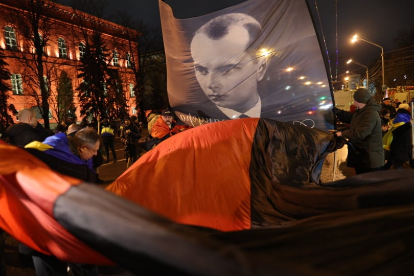 Колону очолювали націоналісти з портретом провідника ОУН та священнослужителі ПЦУ