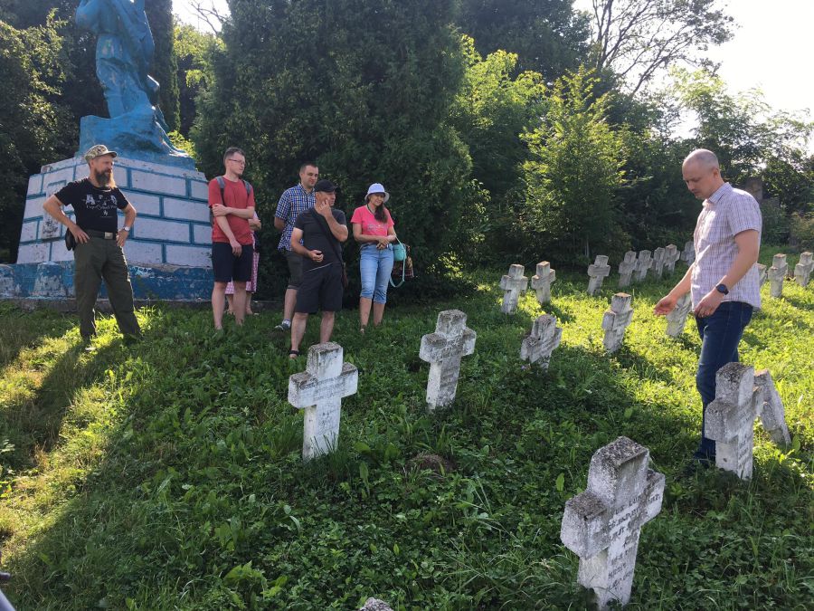 Калушани розчистили написи на 100 хрестах військового цвинтаря