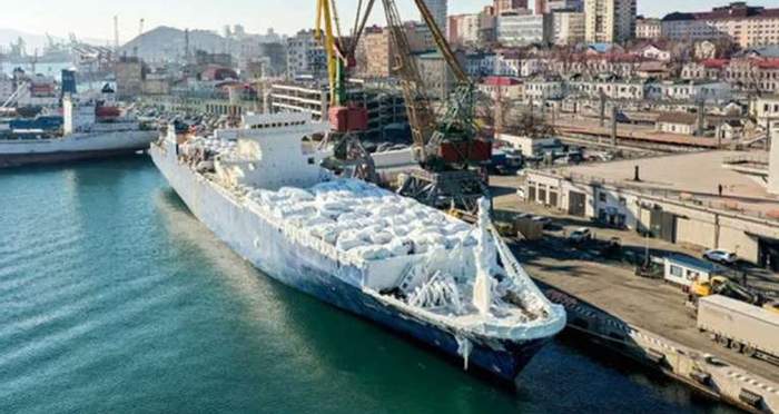 Автомобілі занурились у товстий шар криги.