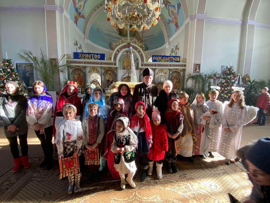 Отець Григорій Мороз з вертепом недільної школи собору