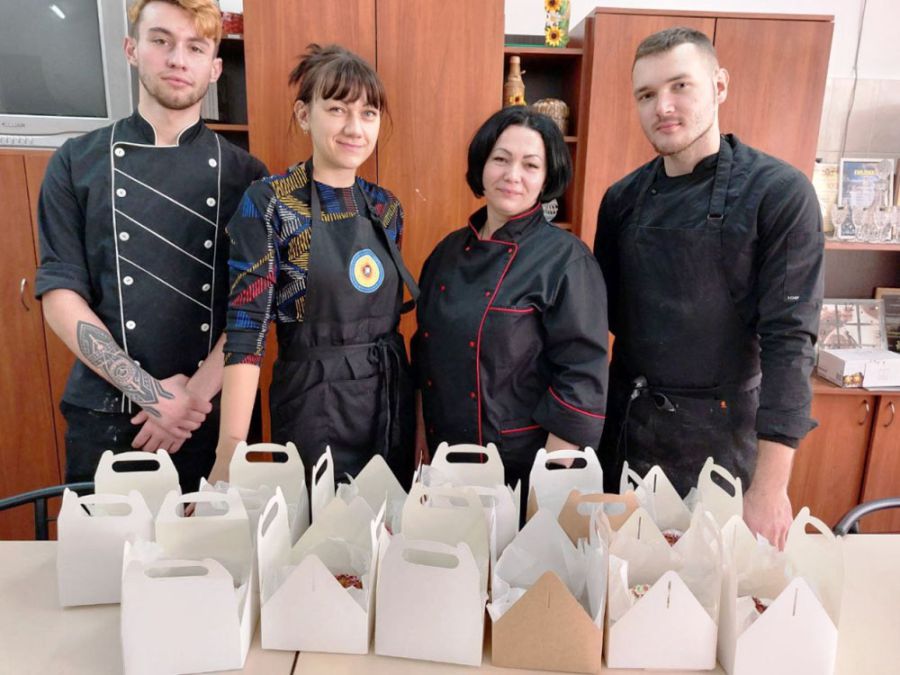 Студенти напекли близько двох сотень пампушок та різних солодощів