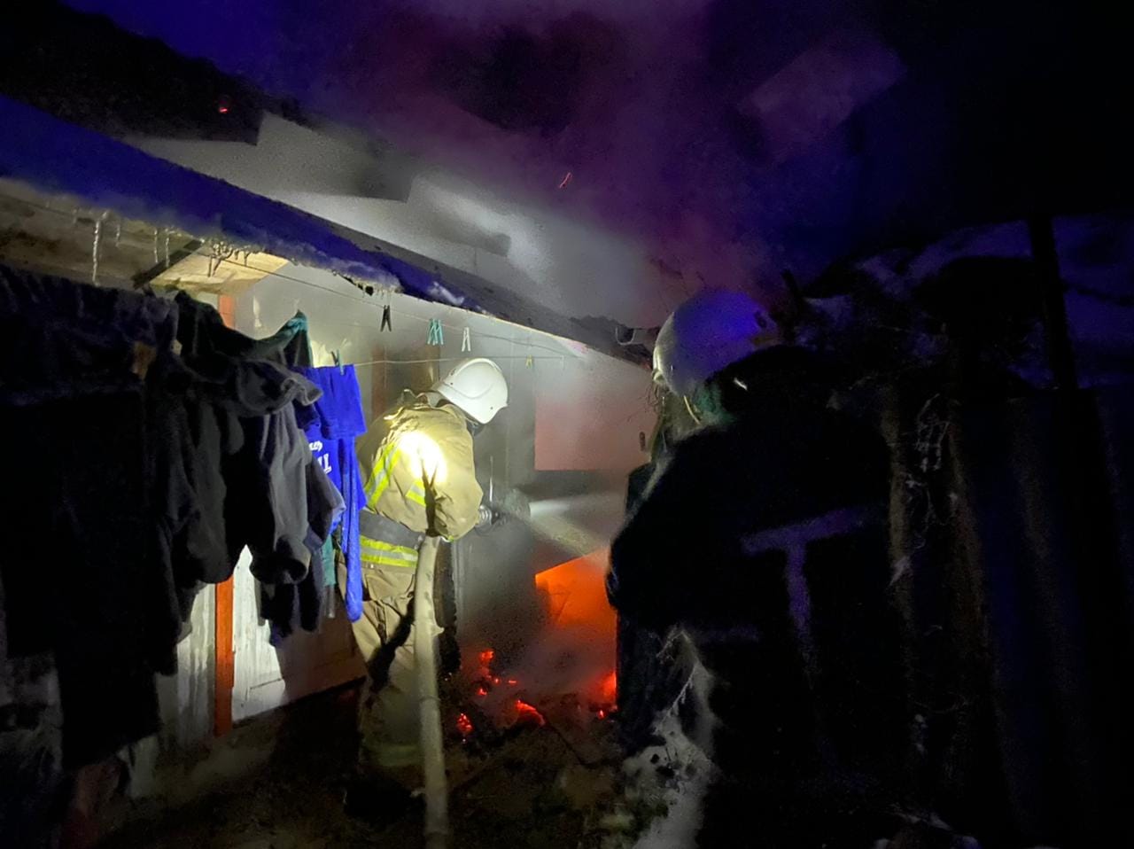 Пожежа перекинулась на покрівлю житлового будинку.