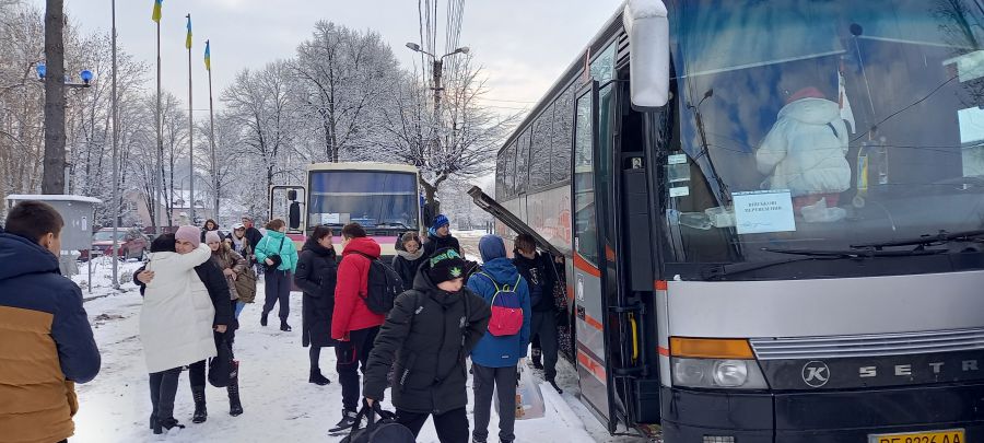 Разом із дітьми перебували дев'ять військовослужбовців військової частини