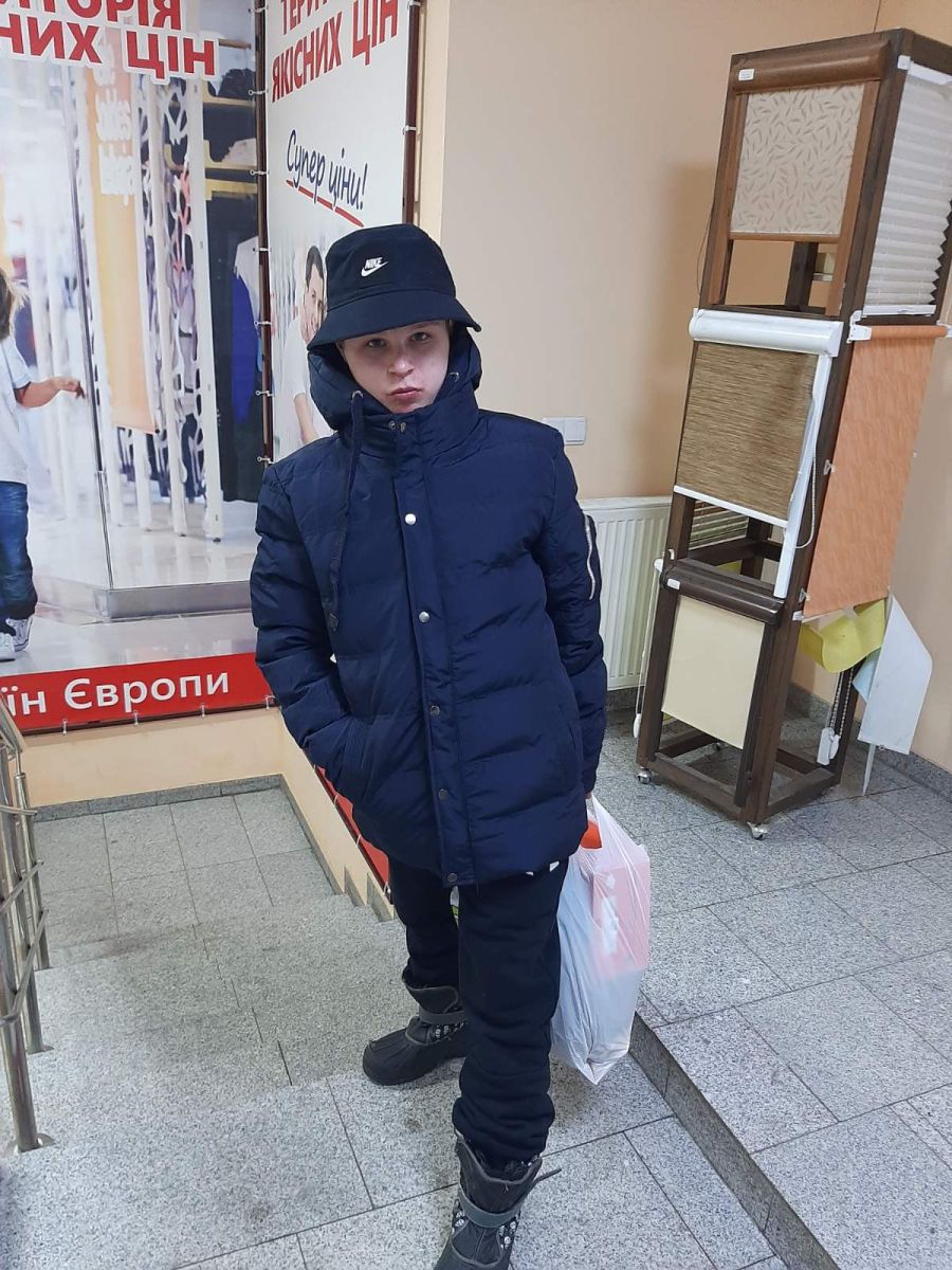 Благодійники дитині подарували теплі речі.