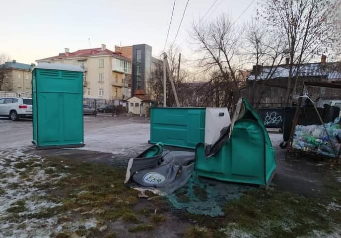 Біотуалети знищили у центрі міста на Різдво. Фото: Рейн Птах/Facebook