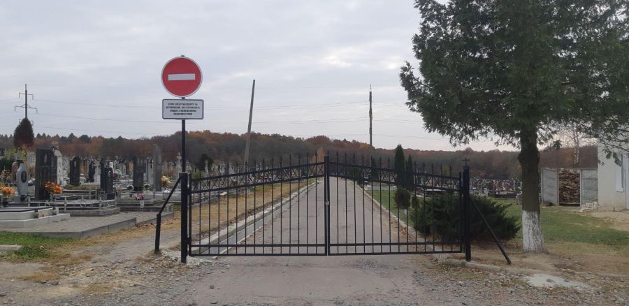 Водії часто ігнорують дорожній знак на в'їзді на кладовище