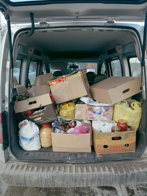 У зборі продуктів допомагала група волонтерів.