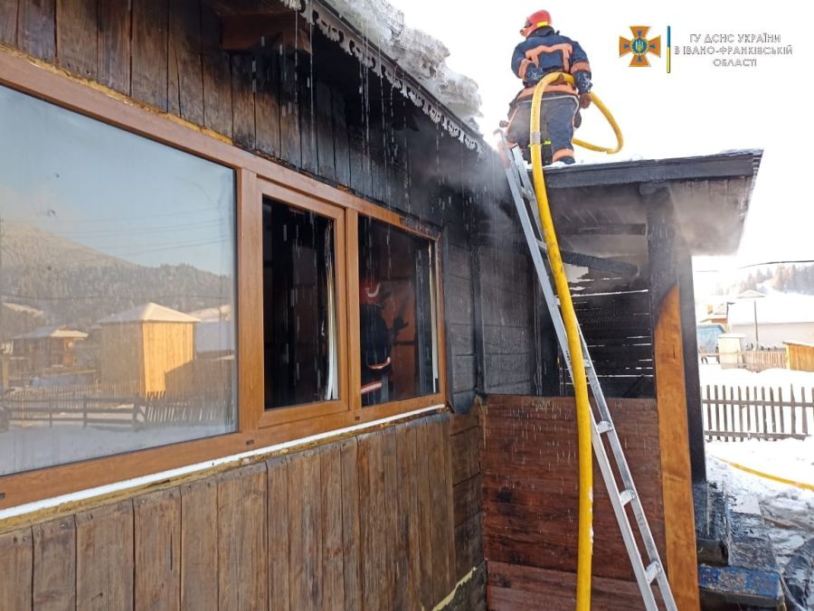 Рятувальники встановлюють причину пожежі.