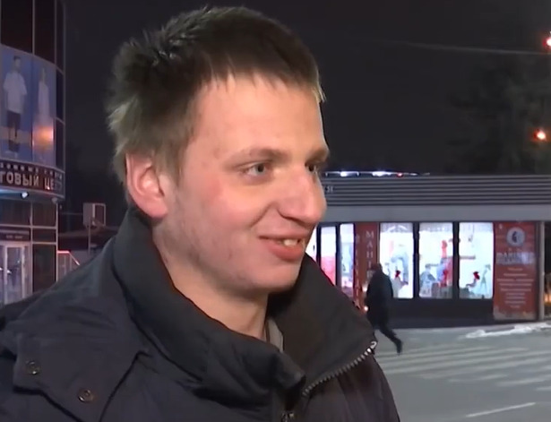 Чоловік проходить вакцинацію в різних містах країни.