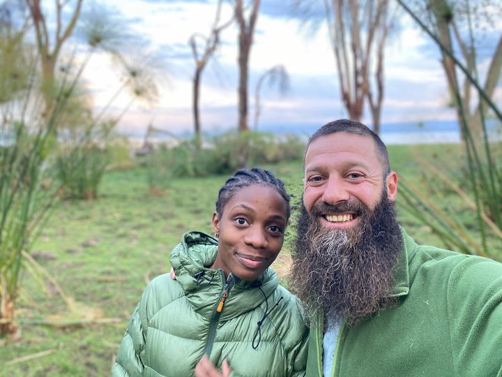 Мандрівник зробив селфі на пам'ять з чарівною жителькою Африки.
