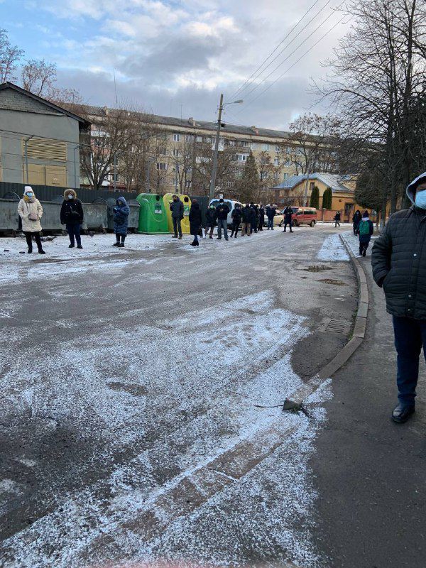 Люди у чергах стараються зберігати дистанцію.