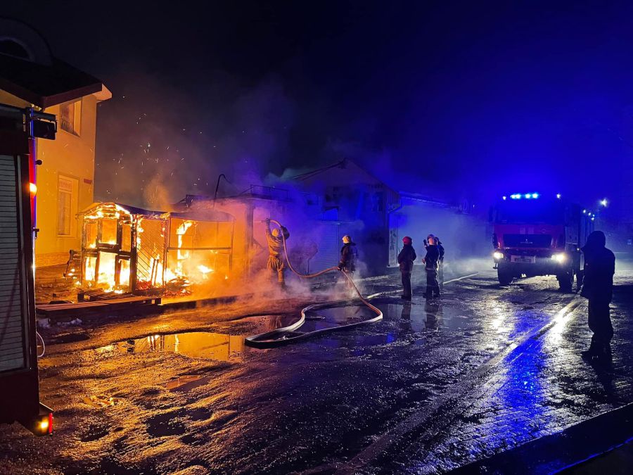 Вогнеборці не допустили поширення полум’я на поруч розташовані торгові кіоски та торговий центр