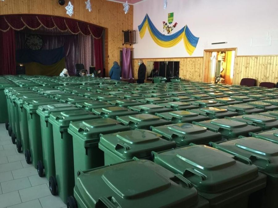 Контейнерами вже забезпечено 168 із 330 домогосподарств у селі Мостищі. Фото з офіційного сайту Калуської міської ради