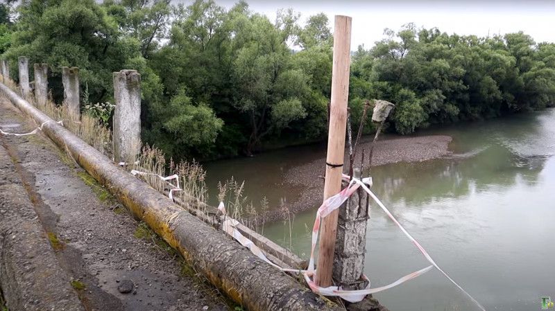 Міст було зруйновано в 2008 році.