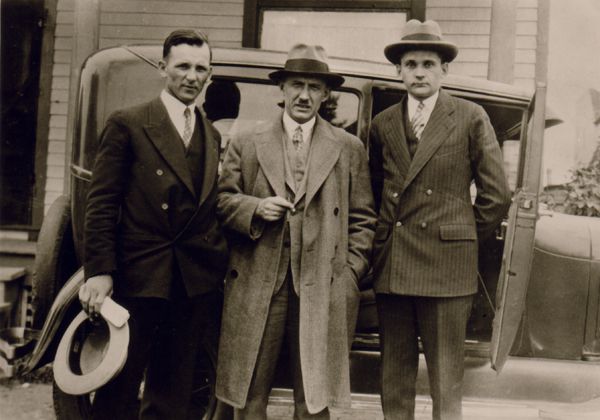 Євген Коновалець із невідомими. Фото 1920-х років. Джерело: Архів Центру досліджень визвольного руху