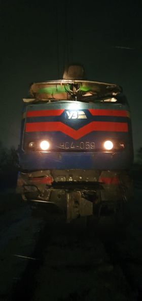 Потерпілого машиніста направили в лікарню.