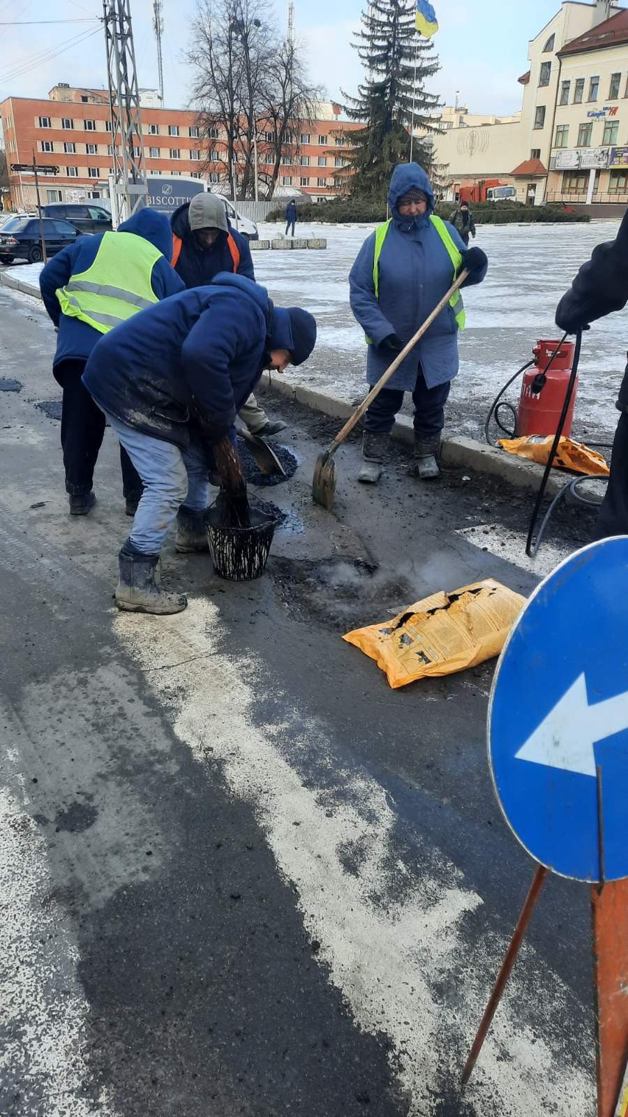 "Калушавтодор" латає холодним асфальтом ями на вулиці Бандери