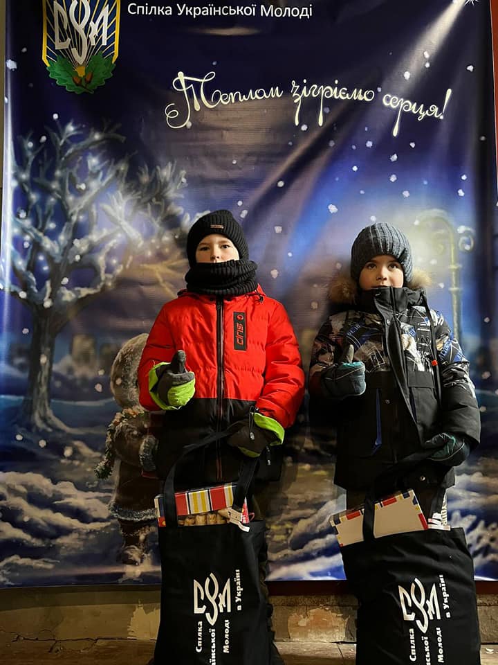 Діти ветеранів АТО/ООС отримали подарунки від СУМівців діаспори