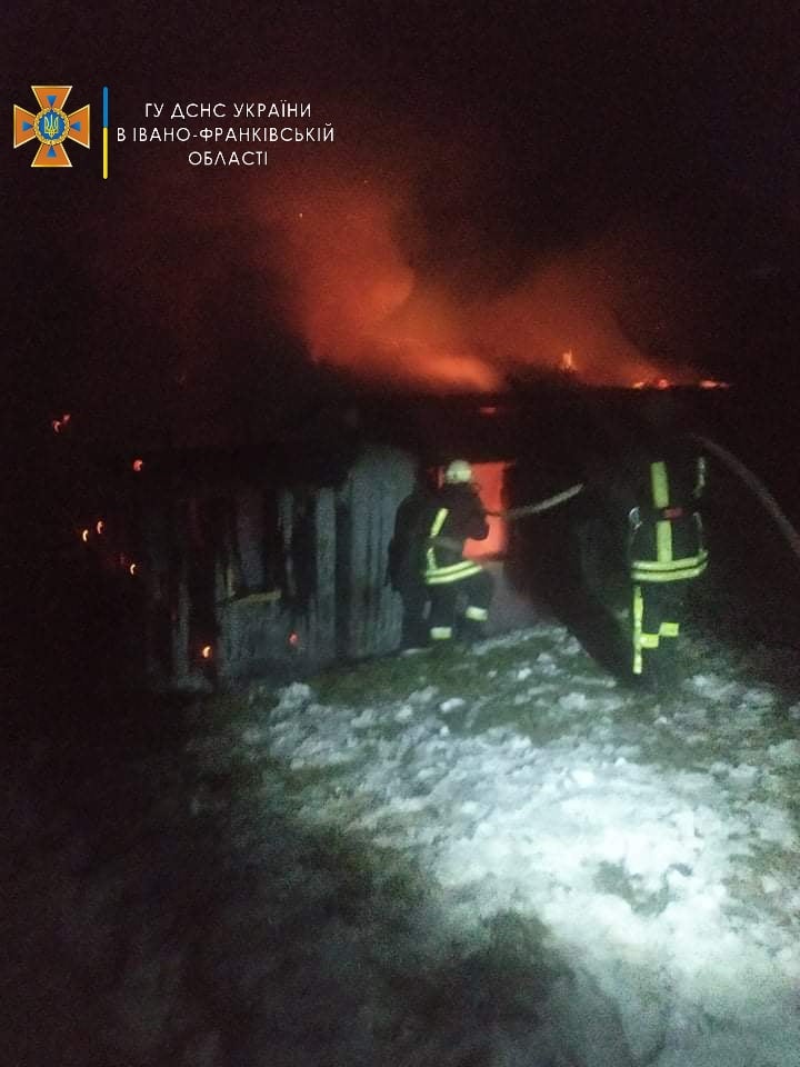 Вісім рятувальників гасили пожежу.