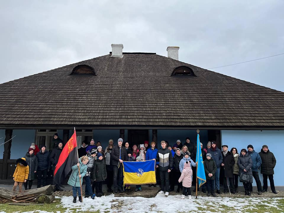Калуські сумівці розгорнути Ювілейний прапор СУМ, який прибув до України з Естонії