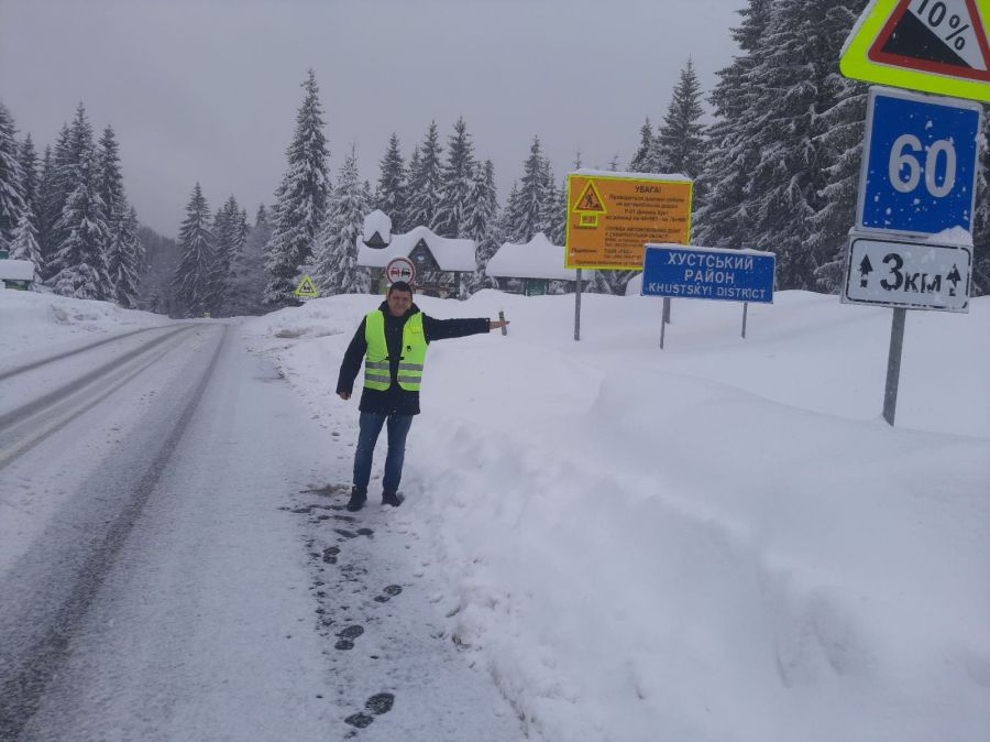 Проїжджа частина залишається засніженою.