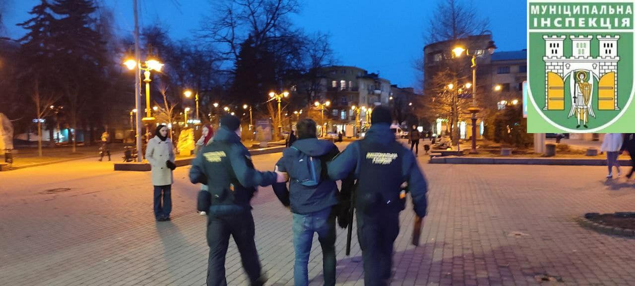 Муніципали передали чоловіка Нацгвардійцям.