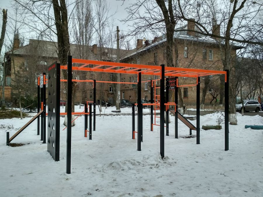 Ілюстроване фото. Майданчик має бути викладений гумовими плитами з елементами для вуличної гімнастики