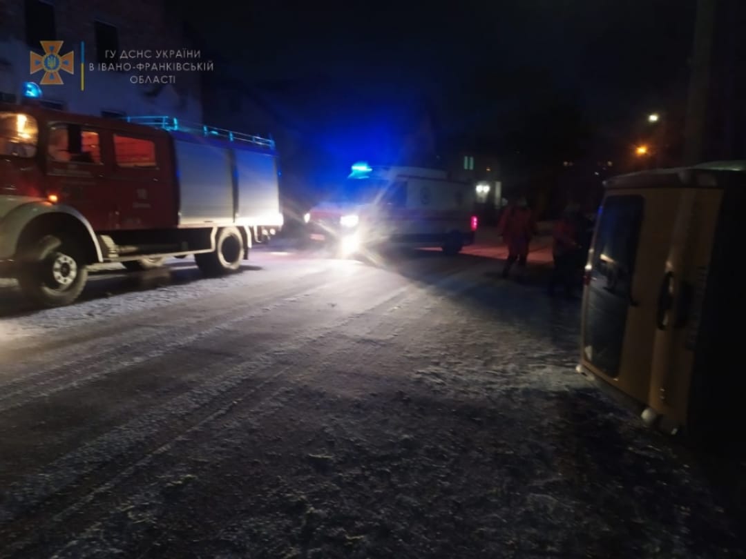 У обох випадках рятувальники від’єднали клеми акумуляторної батареї, щоб запобігти займанню