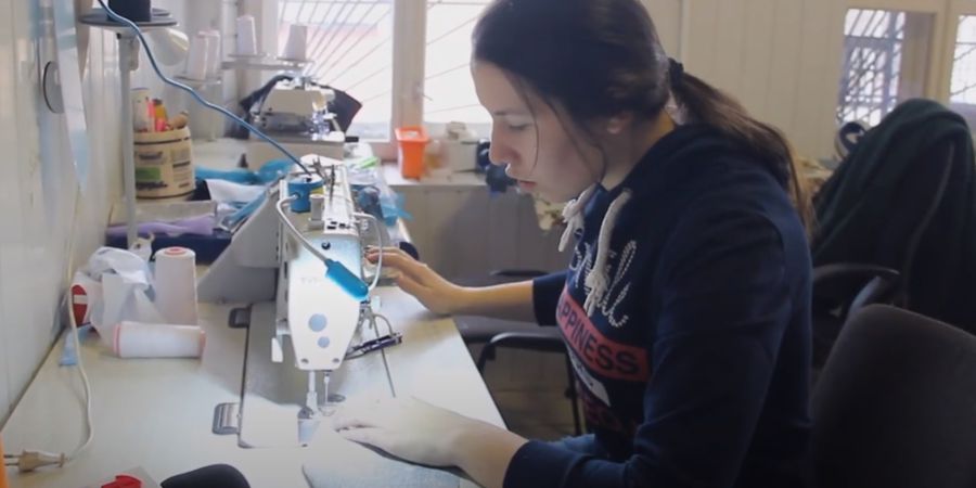 Жінка завжди бере з собою до магазину торбинки та контейнери.