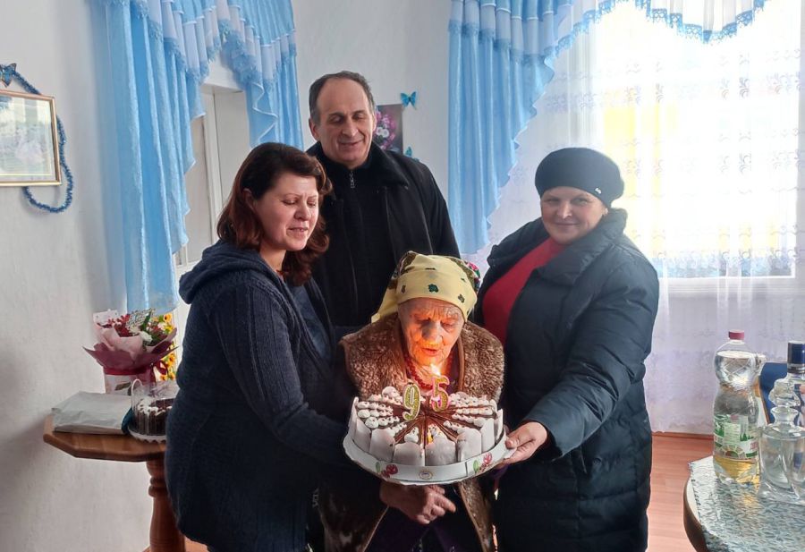 Ювілярка задула свічки на ювілейному торті