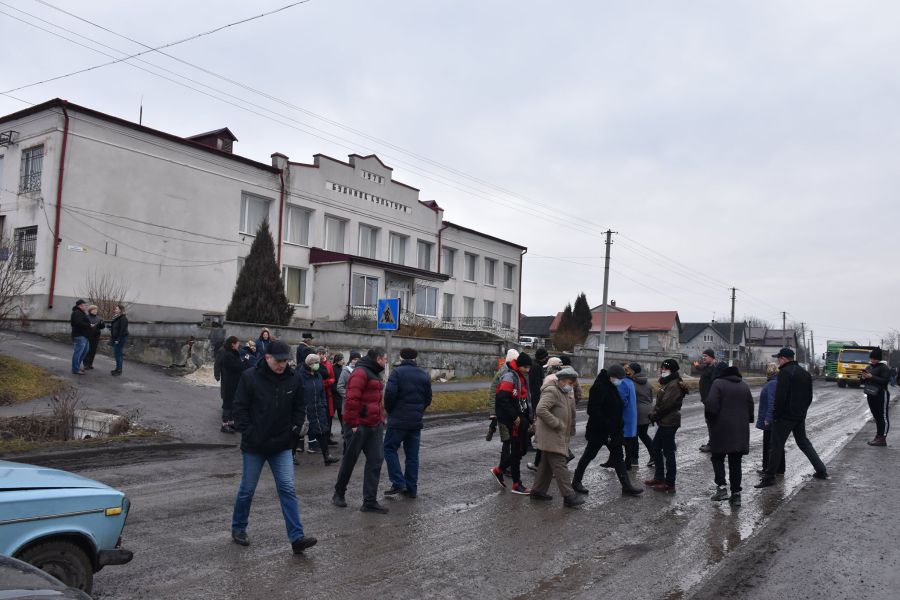 Люди скаржаться на стан дорожнього покриття.