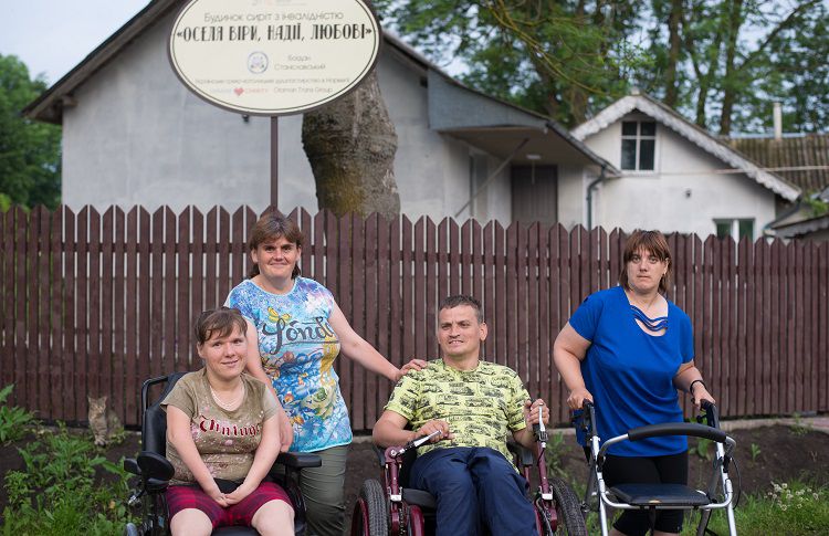 Оселя людей опинилась під загрозою існування.