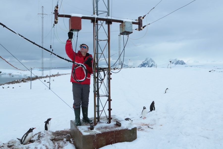 Іоносфера змінюється в залежності від географічних координат.