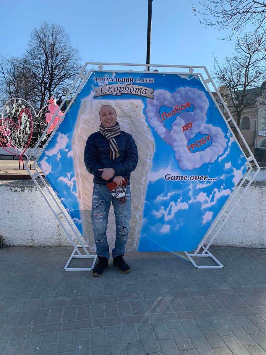 Власник ритуального салону першим сфотографувався у фотозоні "Любов до гробу"