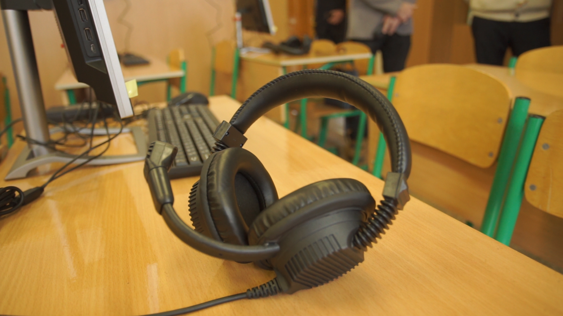 У комплект вартістю близько 500 тис. гривень входить 10 комп'ютерів та навушники