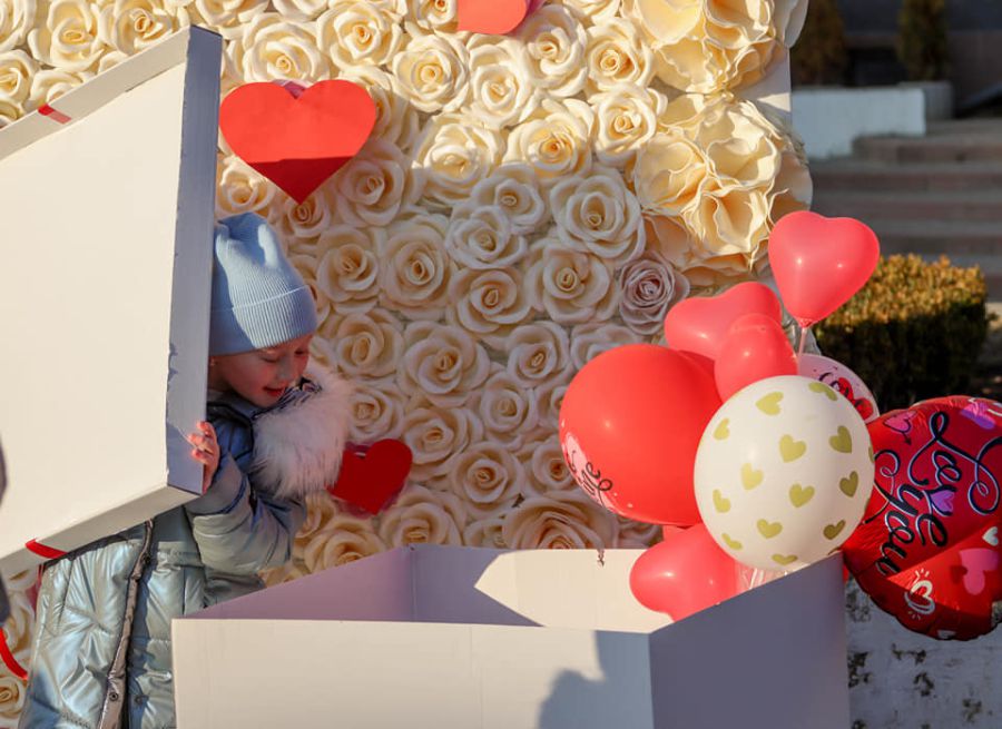 Калушани фотографувалися біля фотозон до Дня всіх закоханих.. Фото: kalushcity.gov.ua