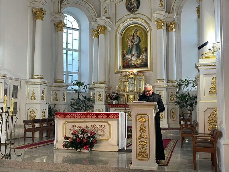 Представники влади вручили о. Роману грошовий сертифікат та квіти