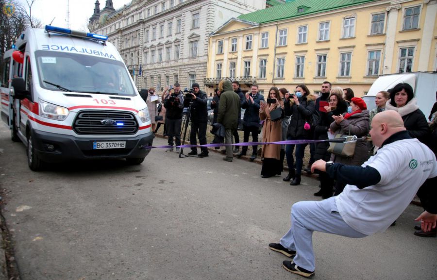 У кареті "швидкої" перебувало близько десятка дітей.
