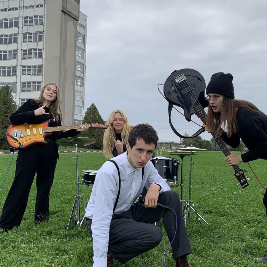 У кліпі знялися Вікторія, Анастасія та Іванна, які є подругами музиканта. Фото: iamwhatislovenimak/Instagram